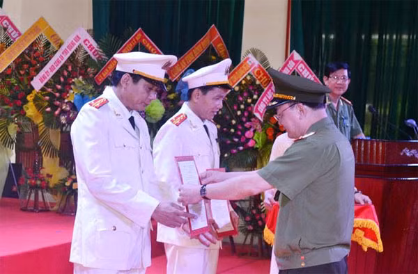 Trung tướng Bùi Quang Bền – Thứ trưởng Bộ Công an trao quyết định cho Ban Giám đốc Cảnh sát PCCC Quảng Ngãi.