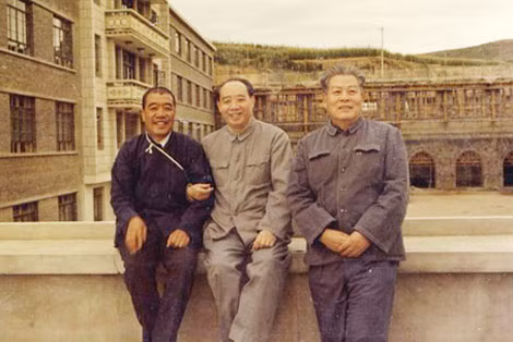 Ông Uông Đông Hưng (giữa) trong Trung Nam Hải.
