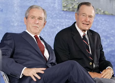 Hai cựu Tổng thống Mỹ: George H.W. Bush (phải) và George W. Bush.