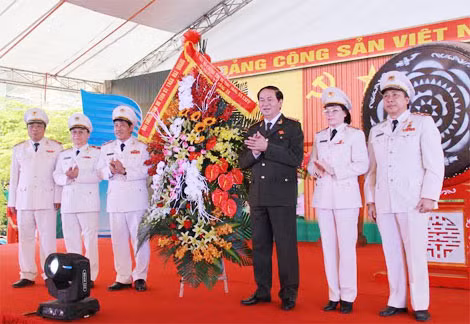 Bộ trưởng Trần Đại Quang tặng hoa chúc mừng nhà trường.