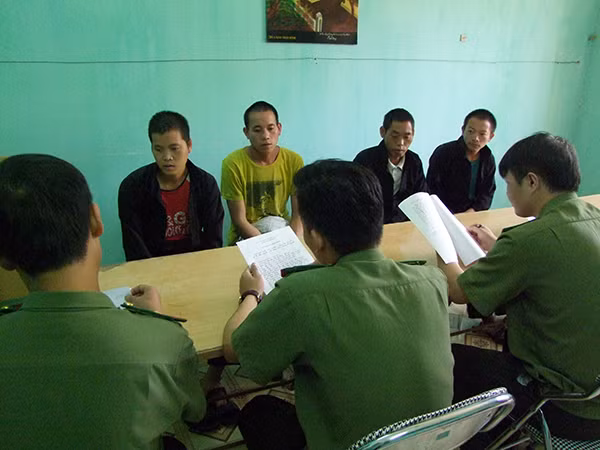 Bốn người dân Hà Giang được Công an TP Lạng Sơn giúp đỡ.