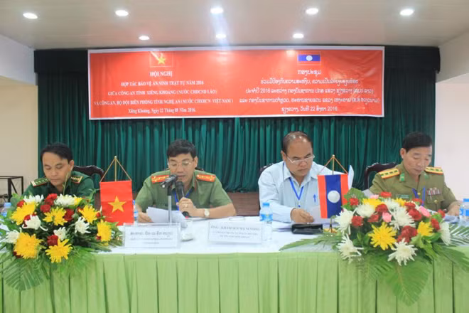 Đại tá Lê Khắc Thuyết, Phó Giám đốc Công an tỉnh Nghệ An và đồng chí Bun Lột Khăm Pheng Phăn, Giám đốc Công an tỉnh Xiêng Khoảng chủ trì Hội nghị.