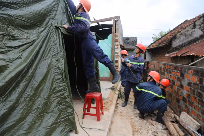 Lắp đặt nhà bạt cho người dân tạm trú sau khi lũ cuốn sập nhà.