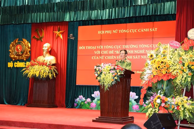 Trung tướng Phan Văn Vĩnh chia sẻ, giao lưu, đối thoại cùng chị em, hội viên tại buổi Lễ.