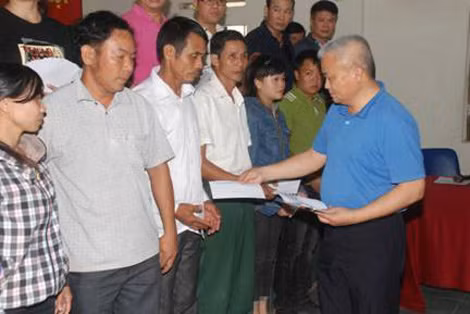 Đại diện Hội đồng hương Nghệ Tĩnh tại Cộng hoà Séc trao quà ủng hộ người dân huyện Hương Sơn.