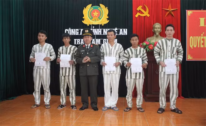 Đại tá Nguyễn Tiến Dần, Phó Giám đốc Công an tỉnh trao quyết định cho các phạm nhân được đặc xá.