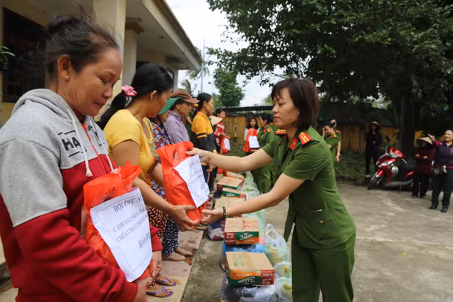 Trao tặng quà cứu trợ cho người dân xã Mỹ Chánh, huyện Phù Mỹ.