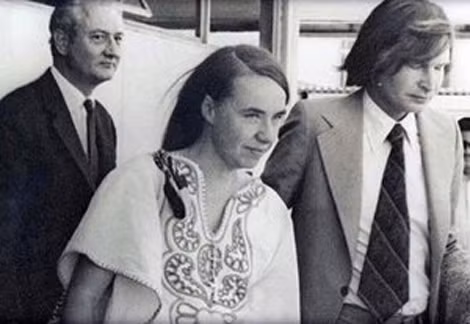 Kozak đi kèm nữ bác sĩ Anh Sheila Cassidy đến sân bay, năm 1975.