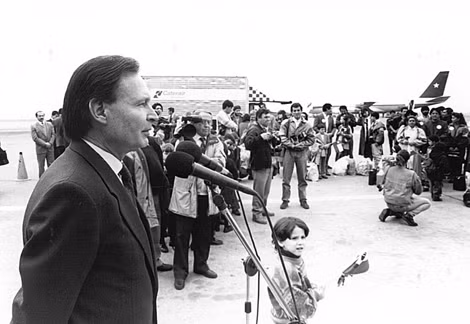 Roberto Kozak, lúc lãnh đạo Sứ mạng IOM ở Chile, hoan nghênh những người tỵ nạn trở về Chile năm 1993 sau khi chế độ độc tài Pinochet sụp đổ.