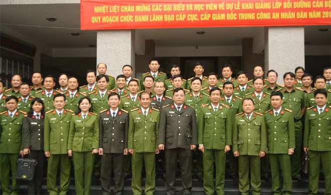 Lãnh đạo Tổng cục Chính trị CAND và các đại biểu chụp ảnh với các học viên.