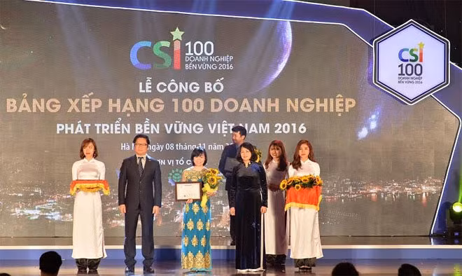 Đại diện VinGroup nhận danh hiệu “Doanh nghiệp phát triển bền vững nhất Việt Nam 2016”.
