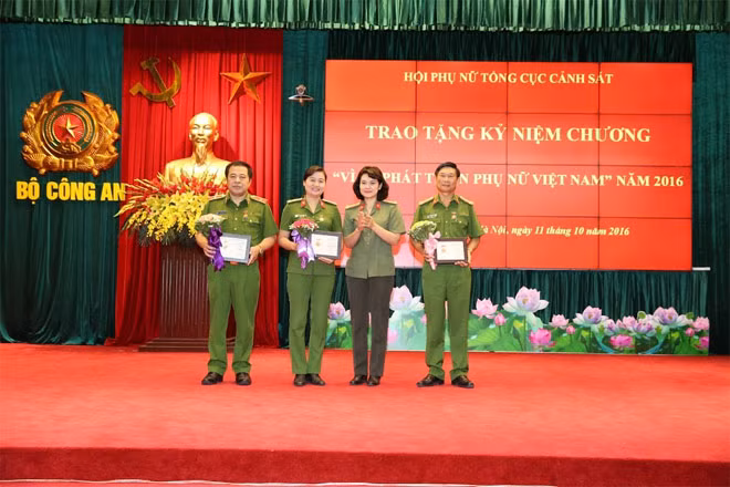 Đại tá Ngô Hoài Thu, trao tặng Kỷ niệm chương “Vì sự phát triển Phụ nữ Việt Nam” năm 2016 cho các cá nhân thuộc Tổng cục Cảnh sát.