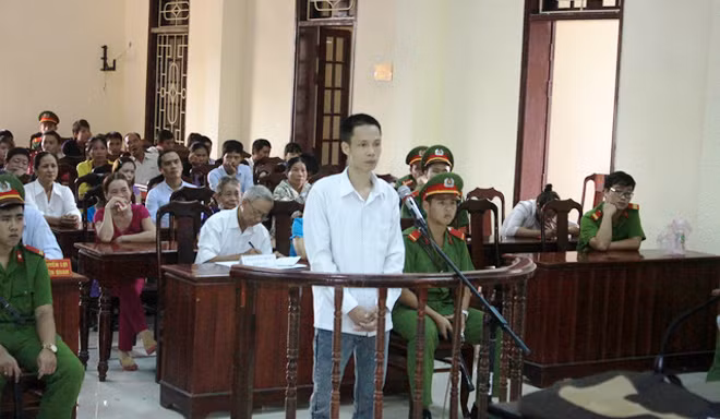 Trần Đình Thịnh tại phiên tòa xét xử lưu động.