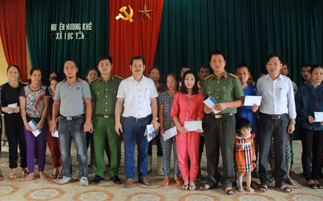 Đại diện Báo CAND, Tập đoàn Đầu tư Văn Phú, Công ty phần Tư vấn đầu tư và thiết kế xây dựng Việt Nam trao quà tới bà con vùng lũ xã Lộc Yên