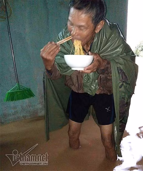 Người dân thôn Xuân Hạ, xã Văn Hoá đang khó khăn chống đỡ với đợt lũ mới.
