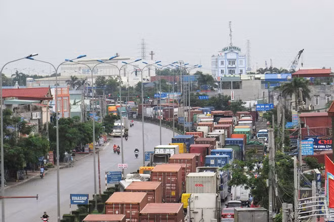 Hàng nghìn xe container xếp hàng dài.