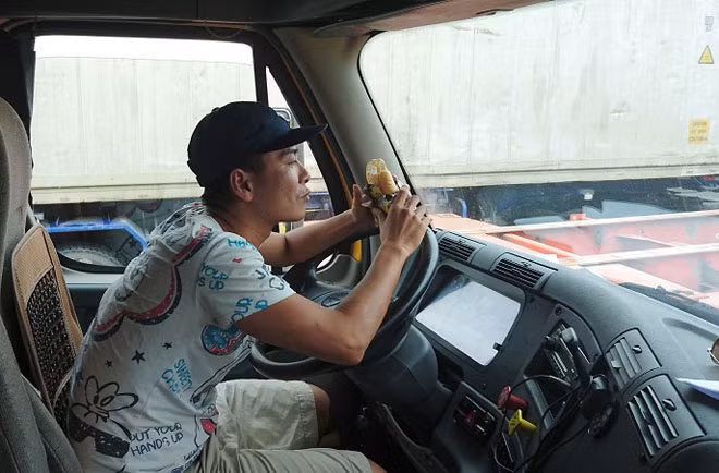 Tranh thủ ăn trưa trên xe.