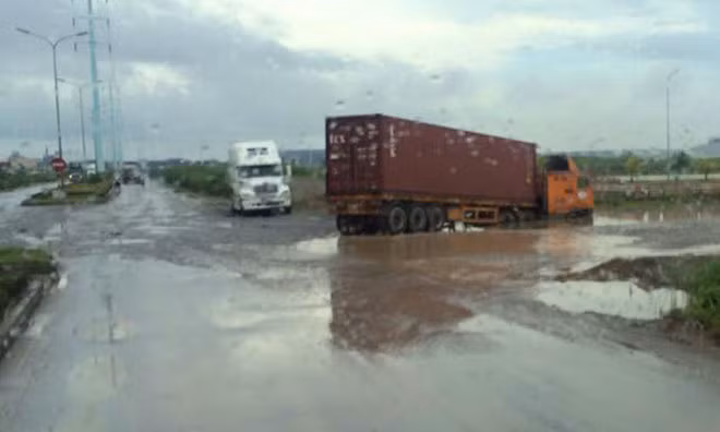 Các phương tiện bì bõm trên đường.