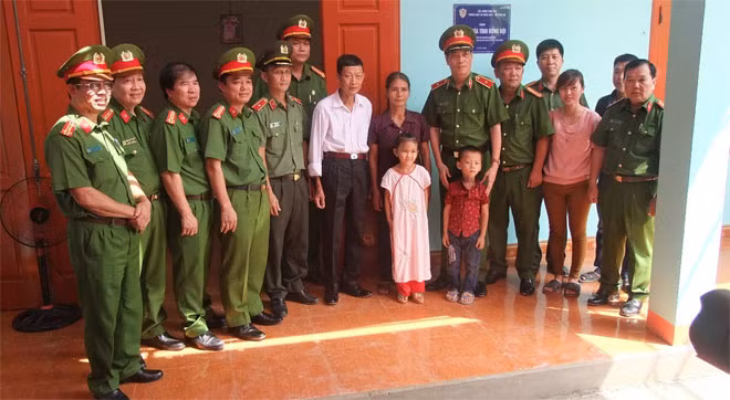 Căn nhà nghĩa tình đồng đội được bàn giao cho gia đình đồng chí Duy sử dụng.