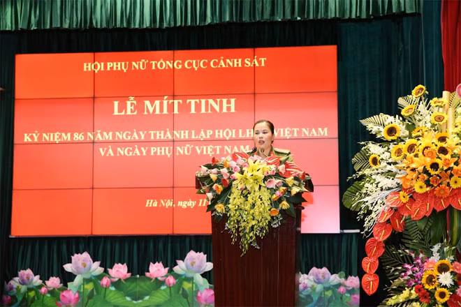 Trung tá Cao Thị Ánh Hồng phát biểu tại Lễ mít tinh.
