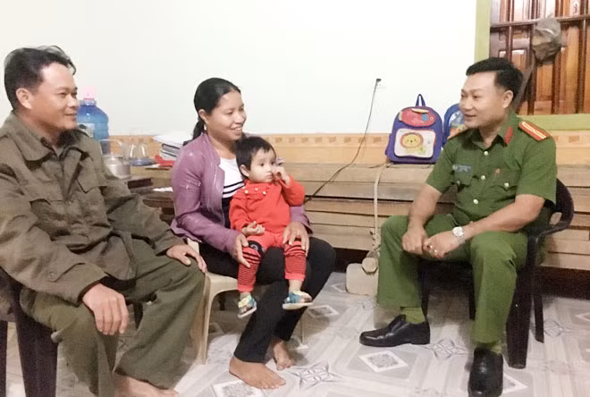 Cán bộ Công an huyện Anh Sơn, Công an xã Thạch Sơn trao đổi công tác với chị Trần Thị Thuân, Trưởng thôn Hai, Chủ nhiệm CLB Phụ nữ xã