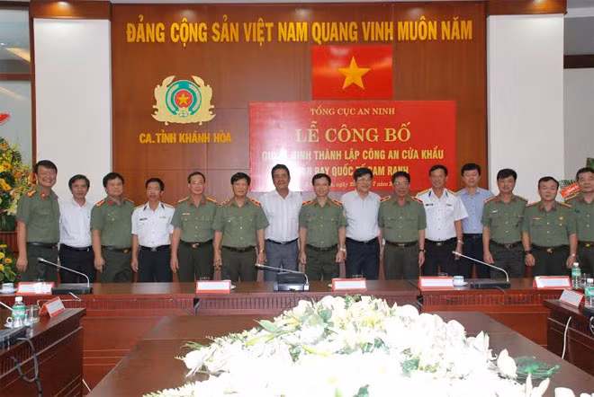 Các đại biểu chụp ảnh lưu niệm.