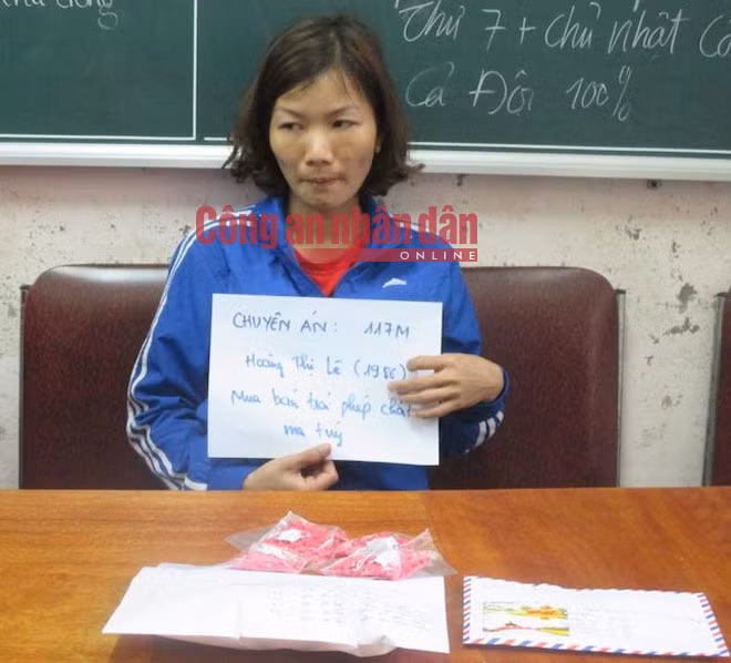 Đối tượng Hoàng Thị Lê cùng tang vật.