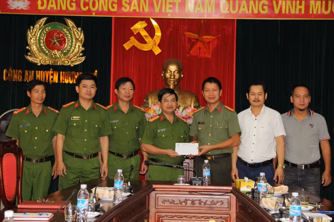 Đại diện Báo CAND, Tập đoàn Đầu tư Văn Phú, Công ty phần Tư vấn đầu tư và thiết kế xây dựng Việt Nam trao quà tới đại diện Công an huyện Hương Khê bị thiệt hại do mưa lũ gây ra.