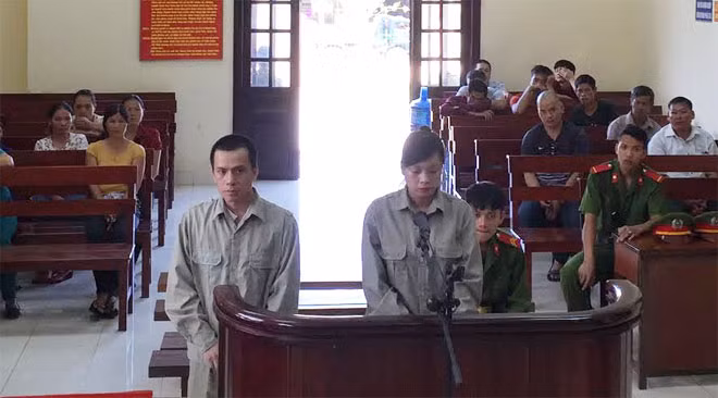 Các bị cáo Hoàng Đức Quý và Triệu Thị Liên trước vành móng ngựa.