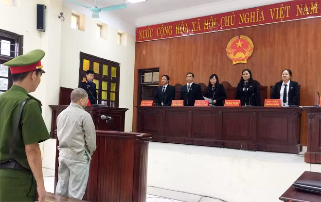 Hội đồng xét xử tuyên án.