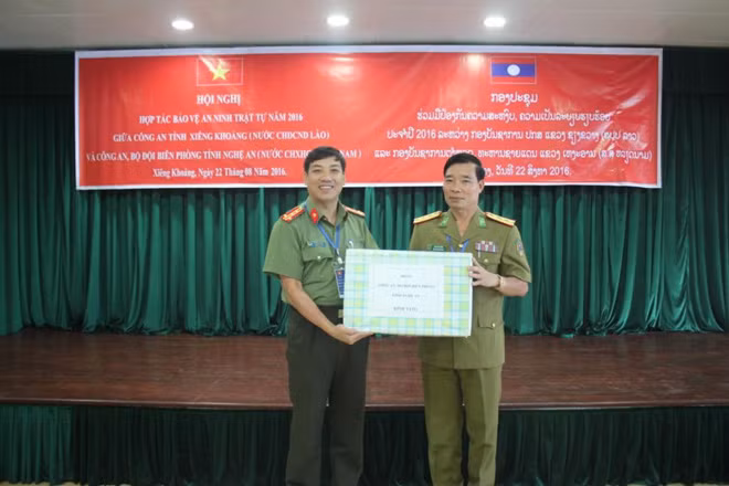 Tặng quà lưu niệm.
