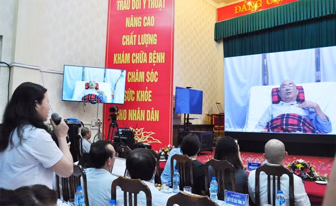 Bác sĩ Nguyễn Thị Thoa, Trưởng Khoa Tim mạch, Bệnh viện Đa khoa tỉnh trò chuyện, tư vấn, chẩn đoán cho bệnh nhân đang điều trị tại Trung tâm Y tế TX Đông Triều. Bác sĩ Nguyễn Thị Thoa, Trưởng Khoa Tim mạch, Bệnh viện Đa khoa tỉnh trò chuyện, tư vấn, chẩn đoán cho bệnh nhân đang điều trị tại Trung tâm Y tế TX Đông Triều.