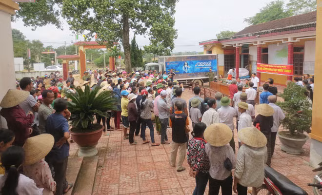 Đông đảo bà con xã Hương Giang có mặt tại UBND xã để nhận quà hỗ trợ từ Báo CAND và các nhà hảo tâm.