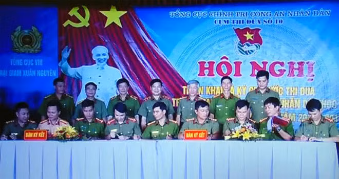 Ký giao ước thi đua.
