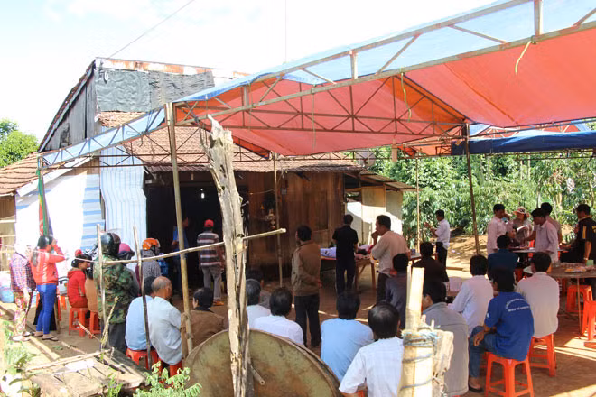 Gia đình lo hậu sự cho ông Lưu Văn Hạnh - Ảnh trong bài: Đức Trí.