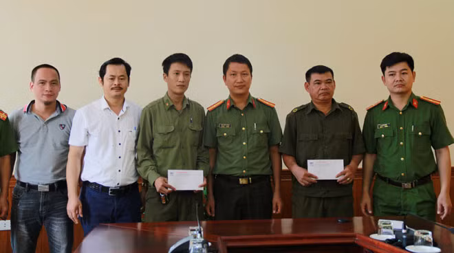 Đại diện Báo CAND, Tập đoàn Đầu tư Văn Phú, Công ty phần Tư vấn đầu tư và thiết kế xây dựng Việt Nam trao quà tới gia đình đại diện Công an xã, huyện Hương Khê bị thiệt hại do mưa lũ gây ra.