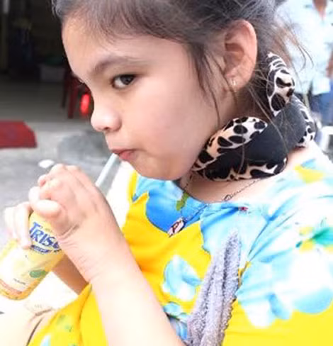 Bé Thanh Tuyền lần đầu tiên có thể tự tay cầm cốc uống nước sau khi ghép tế bào gốc tại Bệnh viện Đa khoa Quốc tế Vinmec Times City. Bé Thanh Tuyền lần đầu tiên có thể tự tay cầm cốc uống nước sau khi ghép tế bào gốc tại Bệnh viện Đa khoa Quốc tế Vinmec Times City.