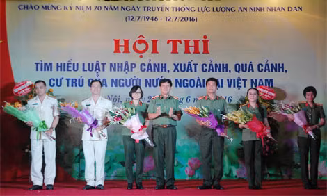 Thiếu tướng Lê Xuân Viên, Cục trưởng Cục quản lý XNC - Trưởng Ban tổ chức Hội thi trao hoa tặng 6 đội thi.