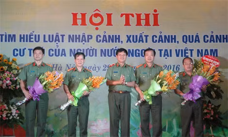 Thiếu tướng Lê Xuân Viên, Cục trưởng Cục quản lý XNC - Trưởng Ban tổ chức Hội thi trao hoa tặng các thành viên Ban Giám khảo.