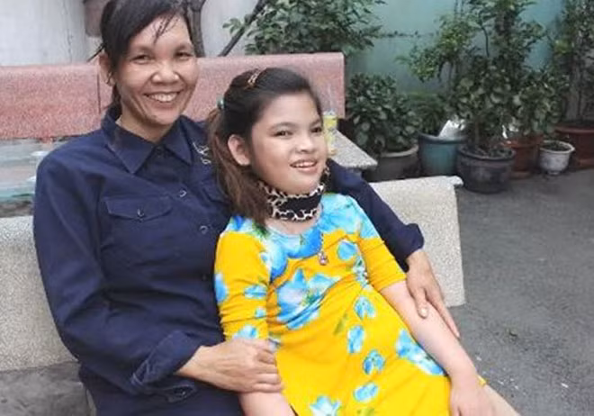 Sau nhiều năm kiên trì chạy chữa, đây là lần đầu tiên ông bà Nguyễn Phước Bảo Tài thực sự có hy vọng chữa được bệnh bại não cho con. Sau nhiều năm kiên trì chạy chữa, đây là lần đầu tiên ông bà Nguyễn Phước Bảo Tài thực sự có hy vọng chữa được bệnh bại não cho con.
