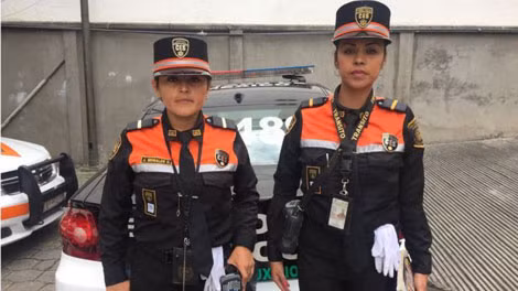 Judith Morales Garduno (trái) và nữ đồng nghiệp.