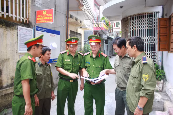 Công an phường Minh Khai trao đổi thông tin tại nơi lắp camera.