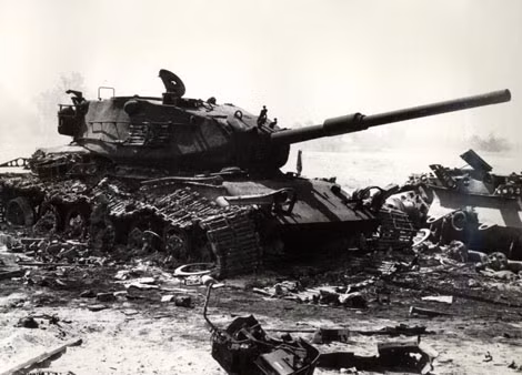 Xác xe tăng Israel trong cuộc chiến Yom Kippur năm 1973. Xác xe tăng Israel trong cuộc chiến Yom Kippur năm 1973.
