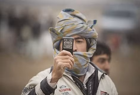 Một người Taliban đang sử dụng smartphone.