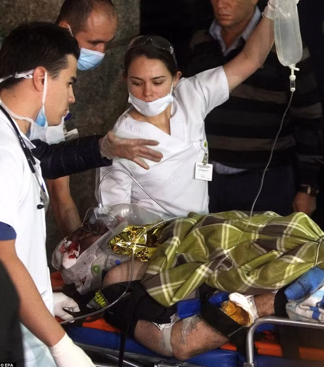 Phóng viên nguời Brazil - Rafael Henze đang được nhân viên y tế chuyển tới bệnh viện