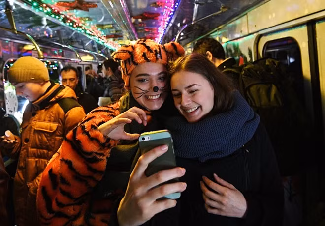 Chuyến tàu đầu tiên xuất phát tại ga Komsomolskaya đi vòng quanh Moscow sau khi khai trương hôm 28-12