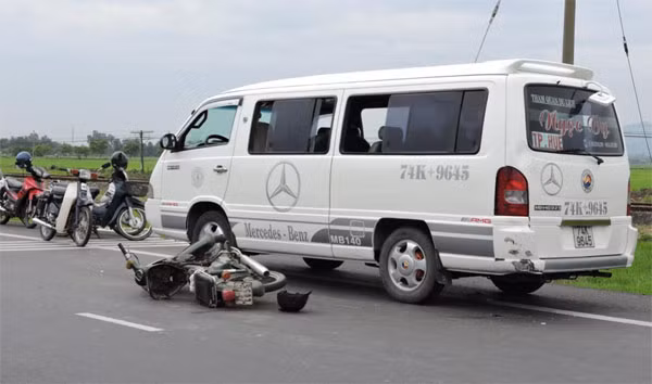 Hiện trường vụ xe ôtô BKS: 74K-9645 gây tai nạn với xe máy.