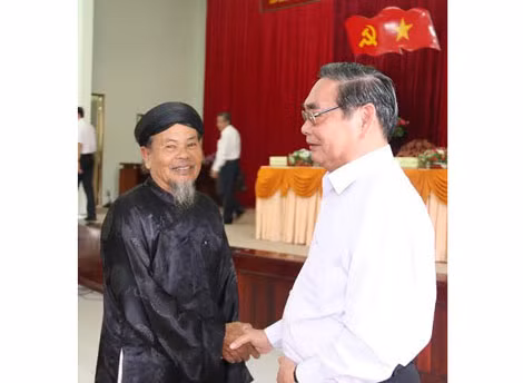 Thường trực Ban Bí thư Lê Hồng Anh hỏi thăm sức khỏe các cử tri là chức sắc tôn giáo quận Thốt Nốt.