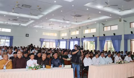 Các cử tri quận Thốt Nốt tham gia buổi tiếp xúc cử tri.