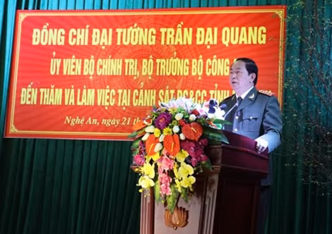 Đồng chí Bộ trưởng nêu rõ, lực lượng PCCC tỉnh Nghệ An cần phải luôn chủ động nắm tình hình, dự báo tình hình để kịp thời tham mưu cho tỉnh, cho Bộ trong công tác PCCC và CNCH.